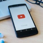 Celular aberto no YouTube