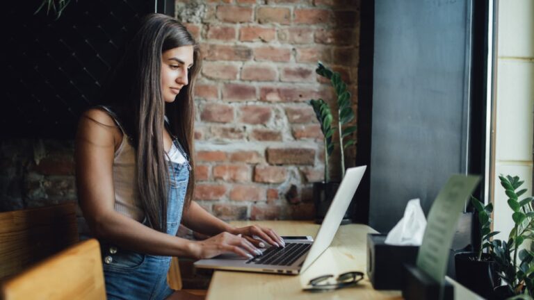 imagem de uma pessoa buscando na internet