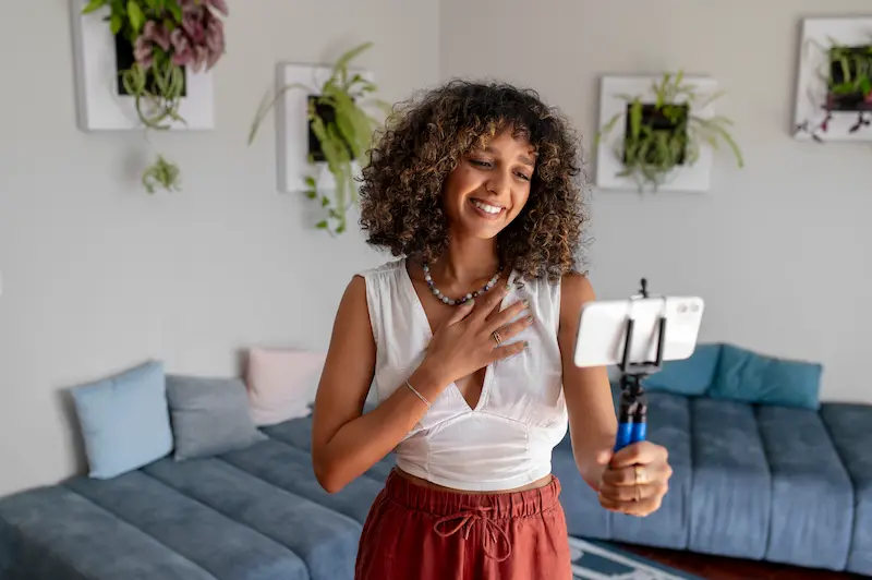 pessoa gravando vídeo para o TikTok