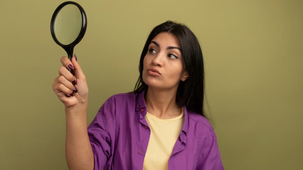 Mulher segurando uma lupa