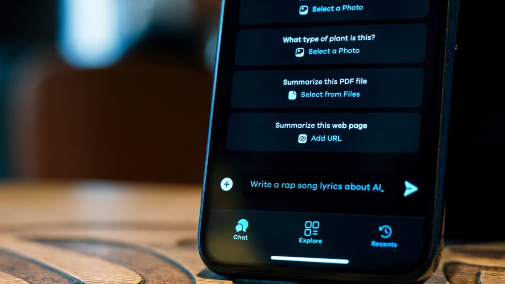 Imagem de um celular aberto no chatgpt
