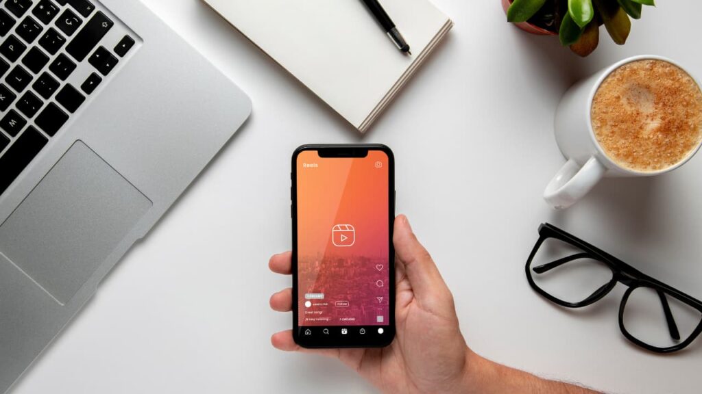 uma pessoa segurando um celular aberto no Instagram