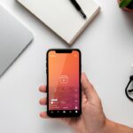 uma pessoa segurando um celular aberto no Instagram