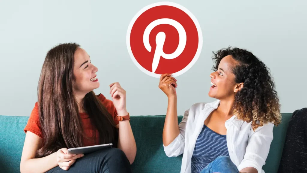 duas pessoas segurando o ícone do Pinterest