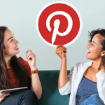 duas pessoas segurando o ícone do Pinterest
