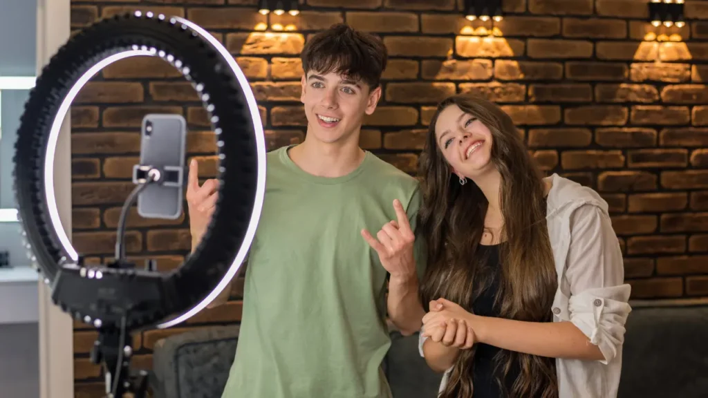 duas pessoas gravando vídeo para o TikTok