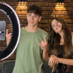 duas pessoas gravando vídeo para o TikTok