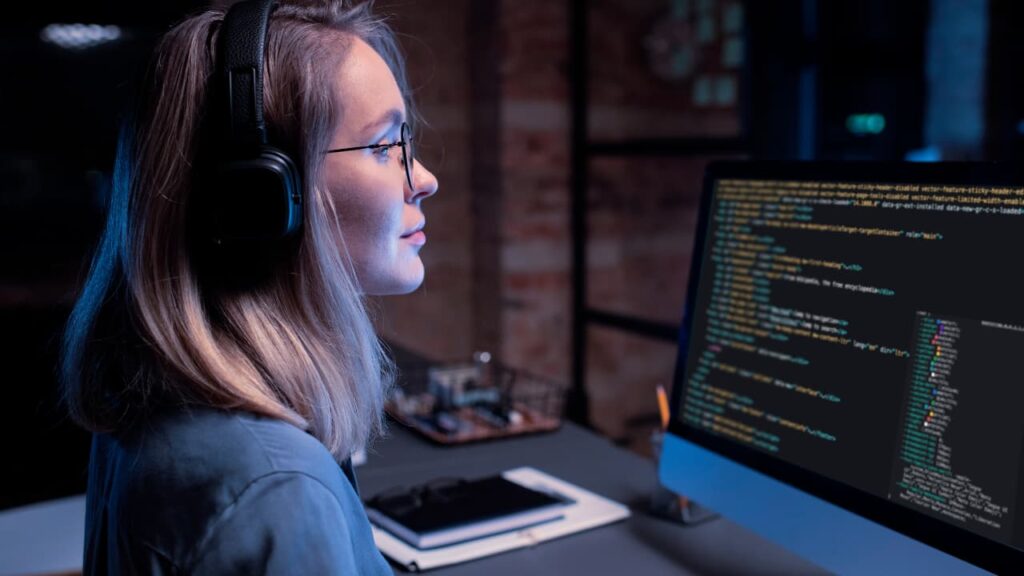 Uma pessoa fazendo ajustes de SEO técnico