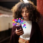 uma pessoa usando as redes sociais